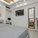 Naxos Finest & Hotell